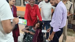 मीरजापुर स्टेशन के प्लेटफार्म दो पर प्रसूता की जांच करते रेलवे चिकित्सा प्रभारी डॉ. वीके सिंह