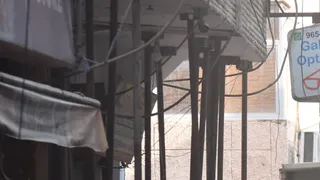 सत्य निकेतन मार्केट में गिरी इमारत के साथ वाले मकान झुकने के बाद लगाए गए आयरन जैक। जागरण