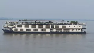 विदेशी पर्यटकों को लेकर वाराणसी आ रहा राजमहल क्रूज भागलपुर से लौटा, यात्री हवाई मार्ग से काशी पहुंचेंगे।