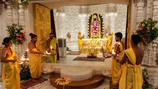 रामलला की आरती करते अर्चक: ट्रस्ट