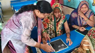 स्कूल परिसर में पढ़ाती संगीता