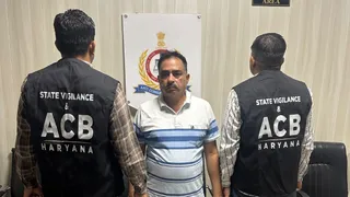 एसीबी की टीम ने आरोपित को रंगे हाथ पकड़ा है।