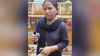 घटना स्थल पर पति परमलाल की फोटो के साथ वंदना। जागरण