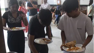श्री वेंकटेश्वर कालेज में भोजन लेते छात्र। जागरण