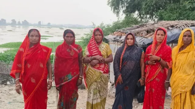 एक तरफ गंगा, दूसरी तरफ बरंडी; कटिहार में बीच तटबंध पर भय के साये में गुरमेला के ग्रामीण
