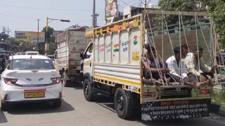 हादसे के बाद भी बागपत में दिल्ली सहारनपुर हाईवे पर माल वाहक वाहन में सफर करते दिखाई दिए लोग। जागरण