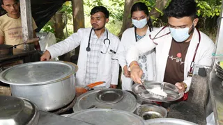 इंटर्नों ने ठेला लगाकर राजमा-चावल बेचे और सरकार तक अपनी आवाज पहुंचाने की कोशिश की। अजय कुमार