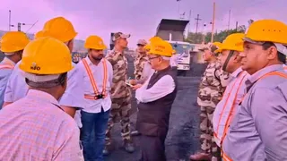 कुसुंडा में कोयला अधिकारियों से विचार-विमर्श करते सीएमडी मनोज कुमार अग्रवाल।