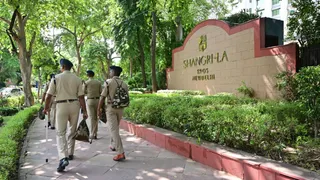 ब्रिक्स सम्मेलन को लेकर होटलों में तैयारी जोरो पर है। लुटियन दिल्ली स्थित होटल के समाने सुरक्षा व्यवस्था का जायजा लेते पुलिसकर्मी। जागरण