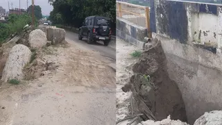 भूतपुरी में बनैली नदी के पुल से मिट्टी धंसने के स्थान के पास से गुजरती कार, पुल की एप्रोच पर मिट्टी धंसने हुआ गड्ढा। जागरण