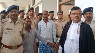 फैसला आने के बाद पुलिस की गिरफ्त में आरोपित।