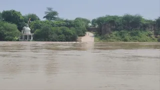 उटंगन नदी पर बने टोडा घाट पानी में डूबा हुआ।