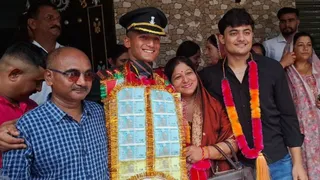 पुलिस कॉन्स्टेबल से सेना में लेफ्टिनेंट बने विकास परिवार के साथ। जागरण