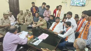 एएसपी को लेकर प्राचार्य कक्ष पहुचे एबीवीपी कार्यकर्ता।