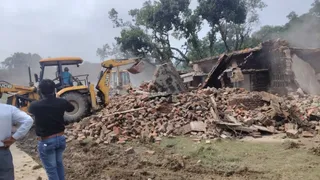 बच्ची से रेप के आरोपी के घर चला बुलडोजर।