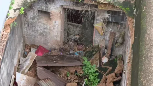 विश्वनाथ गेट नंबर-1 के पास जर्जर इमारत का छज्जा गिरा, बड़ा हादसा टला