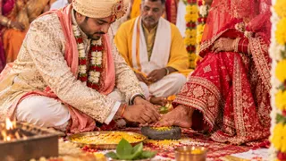 दुल्हन के पैर छूकर दूल्हा लेता है उम्र भर की जिम्मेदारी (Image Source: AI-Generated)