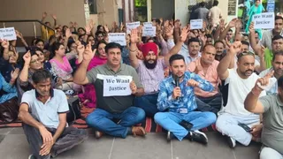 अपनी मांगों को लेकर सरकार के खिलाफ नारेबाजी करते एनएचएम कर्मी।
