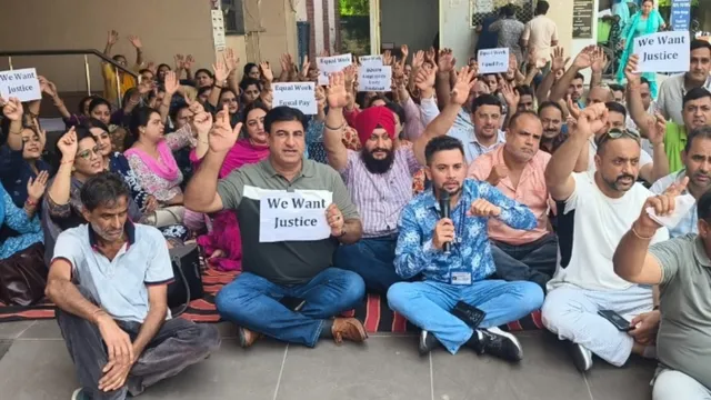 जम्मू में NHM कर्मचारियों का हल्लाबोल! बिश्नाह में 72 घंटे की काम छोड़ हड़ताल, सरकार को दी आंदोलन की चेतावनी
