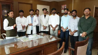 इंटर्न डॉक्टरों के प्रतिनिधिमंडल ने उप-मुख्यमंत्री राजेंद्र शुक्ल से मुलाकात की।