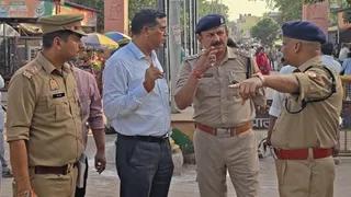बरसाना में राधाष्टमी पर कस्बे में निरीक्षण करते एसपी देहात सुरेश चंद्र रावत व एडीएम प्रशासन अमरीश कुमार.फोटो जागरण
