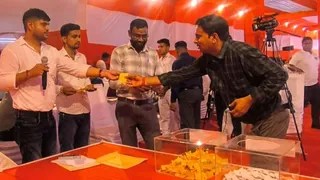 लॉटरी के माध्यम से प्लाट आवंटन करने के लिए आवेदक से पर्ची निकलवाकर लेती एमडीए की टीम। जागरण