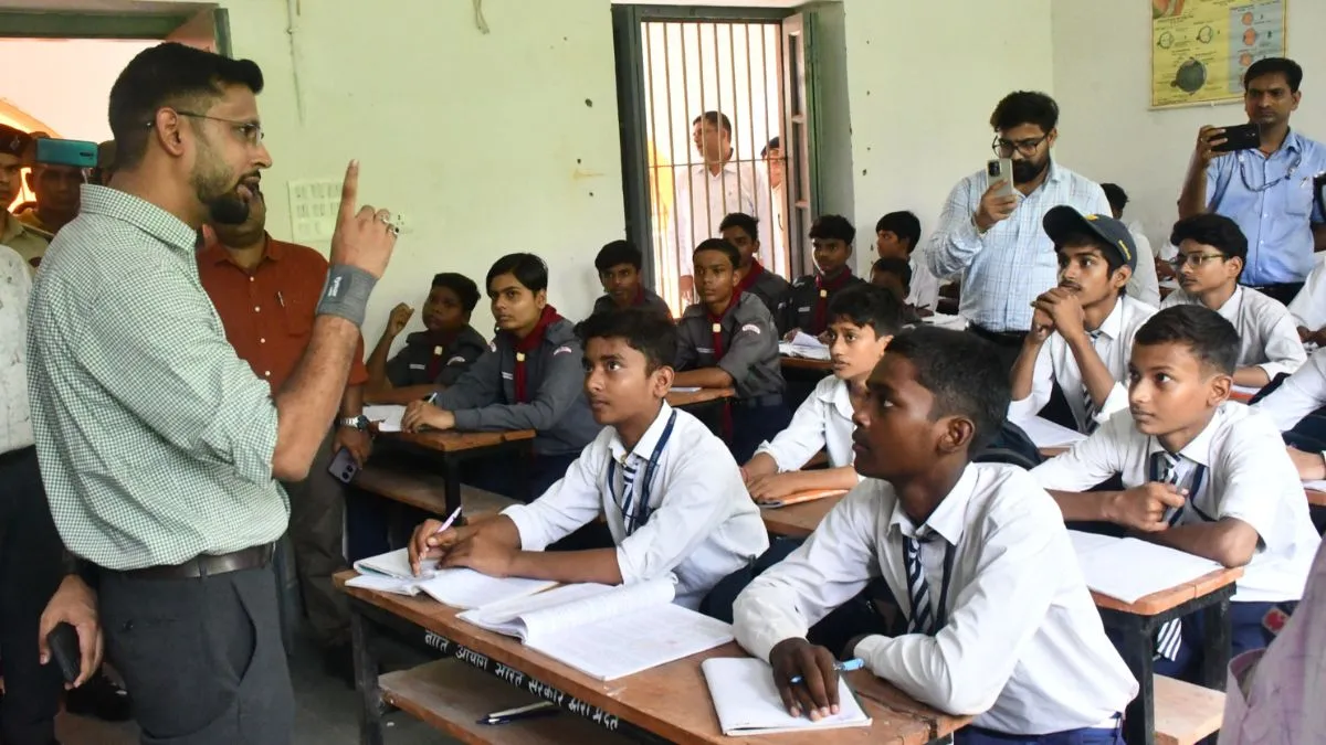 muzaffarpur dm inspects zilla school asks ohms law education quality check 1