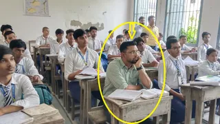 मुजफ्फरपुर के जिला स्कूल (सरस्वती विद्या निकेतन मॉडल स्कूल) की कक्षा में बैठ पढ़ाई का अवलोकन करते डीएम। सभी फोटो पीआरडी