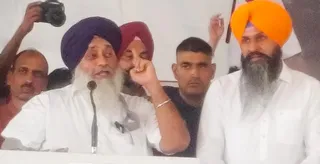 रैली को संबाेधित करते शिअद प्रधान सुखबीर सिंह बाद। फोटो : संजय घिल्डियाल