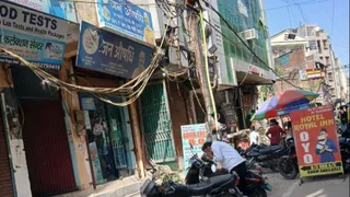 न्यू अशोक नगर में 50 से अधिक दुकानों पर सीलिंग का खतरा।