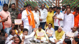 धनबाद डीसी आफिस के सामने धरना देते भाजपाई। (फोटो जागरण)
