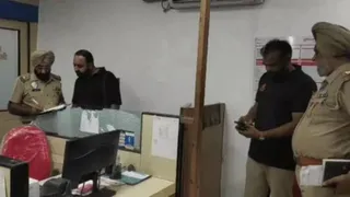 अमृतसर के जंडियाला गुरु में बैंक लूट की कोशिश, पांच नकाबपोश बदमाश खाली हाथ भागे।