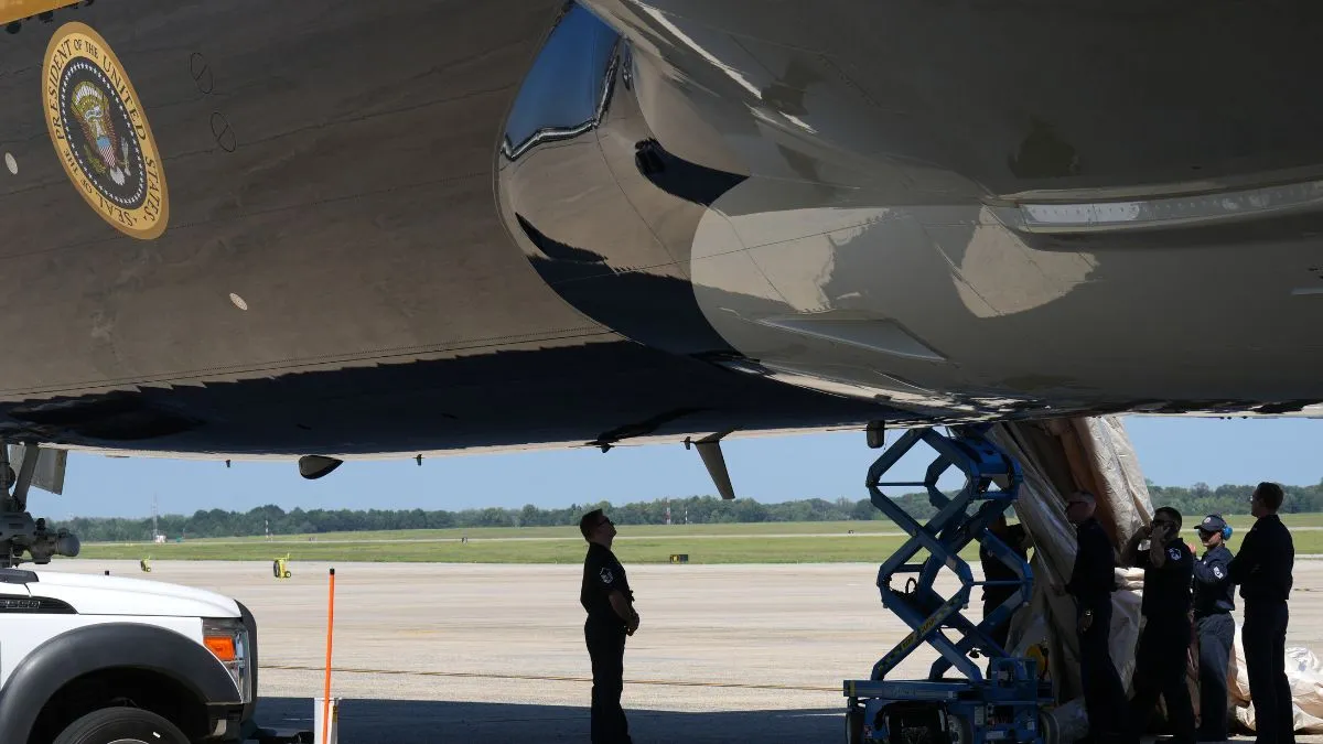 Trump Air force one emergency slide (1)
