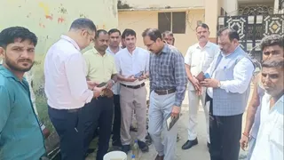 जल प्रदूषण की जांच के लिए लखनऊ से पहुंची टीम।