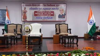 राज्यपाल के आगमन को लेकर विश्वविद्यालय के सीनेट हाल में तैयारी पूरी। फोटो: जागरण