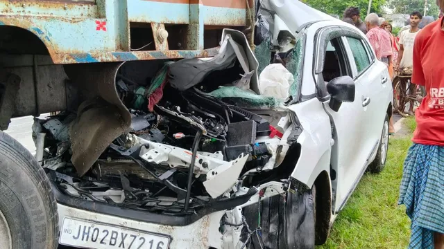 चतरा में सड़क किनारे खड़े ट्रक से टकराई कार, एक युवक की मौत; दो की हालत गंभीर