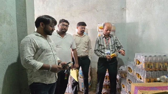 लोहरदगा में त्योहारों से पहले खाद्य विभाग की मिठाइयों पर नजर, फफूंद लगा रसगुल्ला समेत कई खाद्य पदार्थ नष्ट कराए
