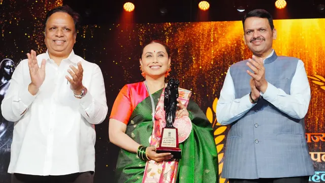 महाराष्ट्र सरकार ने Rani Mukerji को किया सम्मानित, सलमान के पिता सलीम खान को भी मिला खास पुरस्कार