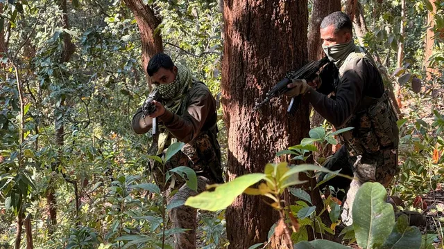 झारखंड के कुख्यात माओवादी दंपत्ति ने बंगाल के बांकुड़ा में किया आत्मसमर्पण, लाखों का था इनाम
