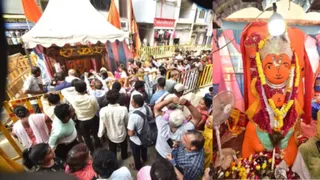 खड़े हनुमान के दर्शन करने लगी श्रद्धालुओं की कतार।