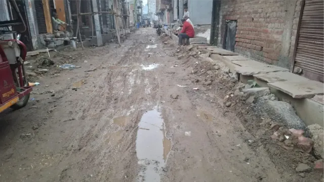 लोनी में अधूरा गली निर्माण बना मुसीबत, घरों में कैद हुए बच्चे; बुजुर्ग भी परेशान
