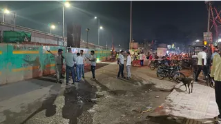 आगरा में गुरुवार रात गैस पाइपलाइन टूटने के बाद बेरीकेडिंग कर रास्ता बंद कर दिया गया।
