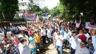 मांगों के समर्थन में नारेबाजी करते बैंककर्मी। जागरण