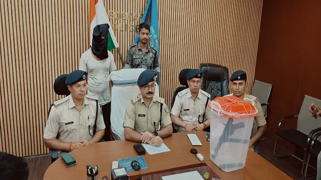 देवघर में बिहार का हथियार तस्कर गिरफ्तार, कारबाइन मशीनगन और दो मैग्जीन बरामद