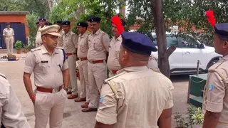 केंदुआडीह थाना में पुलिस-पदाधिकारियों को निर्देश देते धनबाद के एसएसपी प्रभात कुमार। (फाइल फोटो)