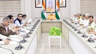 मुख्यमंत्री योगी आदित्यनाथ उत्तर प्रदेश लोक निर्माण विभाग की समीक्षा बैठक करते हुये।