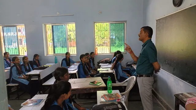 फरवरी में बोर्ड परीक्षा और स्कूल में 40% हाजिरी! भागलपुर मोक्षदा इंटर स्कूल के निरीक्षण में भड़के RDDE, लगाई क्लास