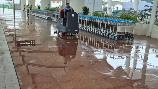 तेज बारिश में नोएडा एयरपोर्ट के फोरकोर्ट में पहुंचा पानी, अलर्ट कर्मचारियों ने नहीं होने दिया जलभराव
