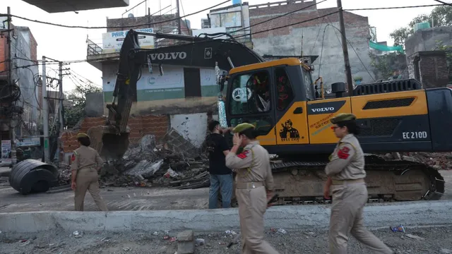 जम्मू में फ्लाईओवर निर्माण का रास्ता साफ, नई बस्ती में 19 दुकानों पर चला बुलडोजर
