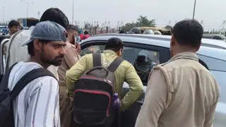 अनुराग की कार के पास जमा भीड़ और जांच करती पुलिस। वीडियो ग्रैब